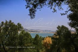 Image du Maroc Professionnelle de  Le barrage Oued El Makhazine, conçu pour le développement et  l'irrigation du périmètre du Loukkos. Ainsi les champs situés dans le triangle Ksar El Kébir, Larache, Moulay Bouselham profitent de cette infrastructure. Cette importante réalisation située sur El Oued Loukkos sert à la régularisation inter annuelle des débits tout en formant une protection contre les crues, au Jeudi 1er Septembre 2005 à cette datte le barrage dispose 309 Million de M3. (Photo / Abdeljalil Bounhar) 